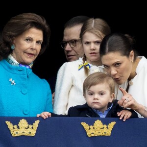 La princesse Estelle et le prince Oscar de Suède étaient cette année encore les vedettes, auprès de leurs parents Victoria et Daniel, de l'apparition au balcon du palais royal Drottningholm à Stockholm de la famille royale pour le 72e anniversaire du roi Carl XVI Gustaf de Suède.