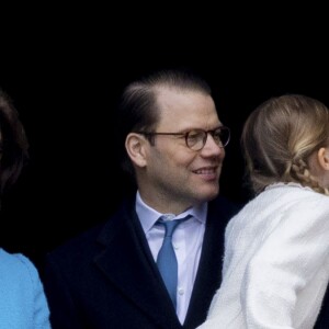 La princesse Estelle et le prince Oscar de Suède étaient cette année encore les vedettes, auprès de leurs parents Victoria et Daniel, de l'apparition au balcon du palais royal Drottningholm à Stockholm de la famille royale pour le 72e anniversaire du roi Carl XVI Gustaf de Suède.