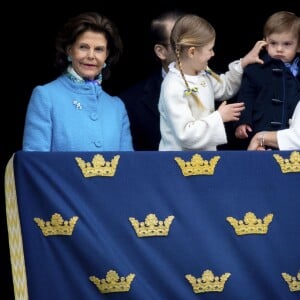 La princesse Estelle et le prince Oscar de Suède étaient cette année encore les vedettes, auprès de leurs parents Victoria et Daniel, de l'apparition au balcon du palais royal Drottningholm à Stockholm de la famille royale pour le 72e anniversaire du roi Carl XVI Gustaf de Suède.