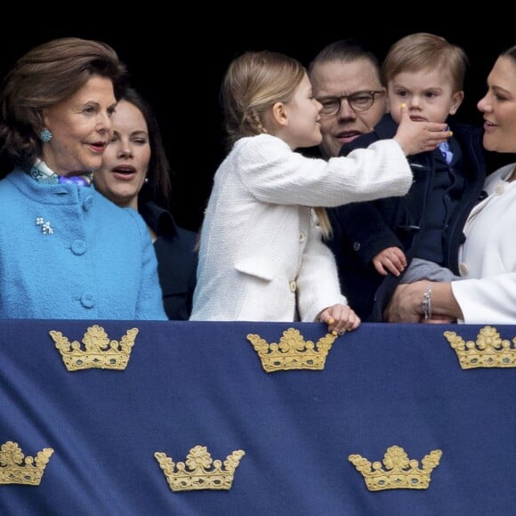 La princesse Estelle et le prince Oscar de Suède étaient cette année encore les vedettes, auprès de leurs parents Victoria et Daniel, de l'apparition au balcon du palais royal Drottningholm à Stockholm de la famille royale pour le 72e anniversaire du roi Carl XVI Gustaf de Suède.