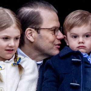 La princesse Estelle et le prince Oscar de Suède étaient cette année encore les vedettes, auprès de leurs parents Victoria et Daniel, de l'apparition au balcon du palais royal Drottningholm à Stockholm de la famille royale pour le 72e anniversaire du roi Carl XVI Gustaf de Suède.