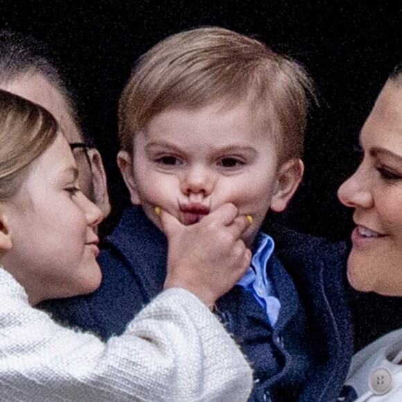 La princesse Estelle et le prince Oscar de Suède étaient cette année encore les vedettes, auprès de leurs parents Victoria et Daniel, de l'apparition au balcon du palais royal Drottningholm à Stockholm de la famille royale pour le 72e anniversaire du roi Carl XVI Gustaf de Suède.