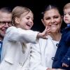 La princesse Estelle et le prince Oscar de Suède étaient cette année encore les vedettes, auprès de leurs parents Victoria et Daniel, de l'apparition au balcon du palais royal Drottningholm à Stockholm de la famille royale pour le 72e anniversaire du roi Carl XVI Gustaf de Suède.
