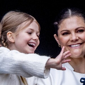 La princesse Estelle et le prince Oscar de Suède étaient cette année encore les vedettes, auprès de leurs parents Victoria et Daniel, de l'apparition au balcon du palais royal Drottningholm à Stockholm de la famille royale pour le 72e anniversaire du roi Carl XVI Gustaf de Suède.