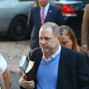 Le producteur déchu Harvey Weinstein s'est présenté vendredi à un commissariat du sud de Manhattan, à New York le 25 mai 2018.