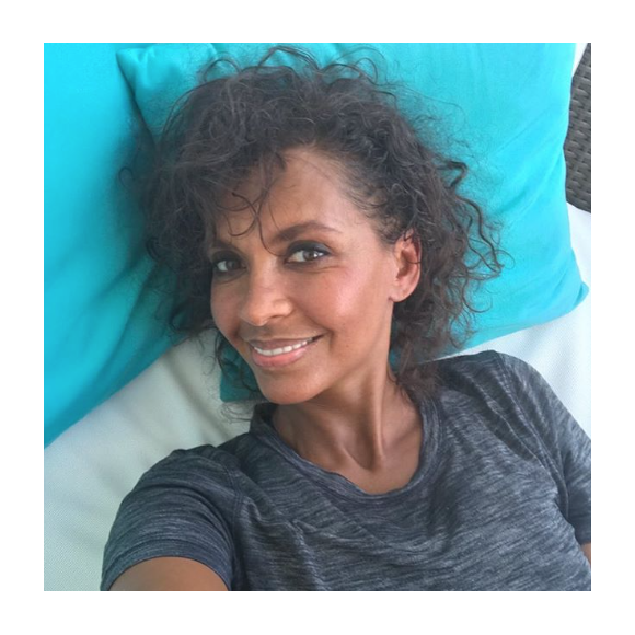 Karine Le Marchand au naturel, sans brushing, le 20 mai 2018.