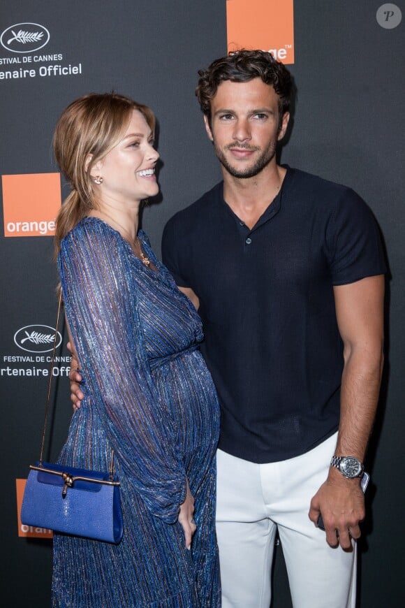 Caroline Receveur enceinte et son compagnon Hugo Philip - Photocall de la soirée Orange sur la plage de l'hôtel Majestic lors du 71ème Festival International de Cannes le 12 mai 2018. © Moreau-Borde-Jacovides/Bestimage
