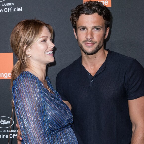 Caroline Receveur enceinte et son compagnon Hugo Philip - Photocall de la soirée Orange sur la plage de l'hôtel Majestic lors du 71ème Festival International de Cannes le 12 mai 2018. © Moreau-Borde-Jacovides/Bestimage