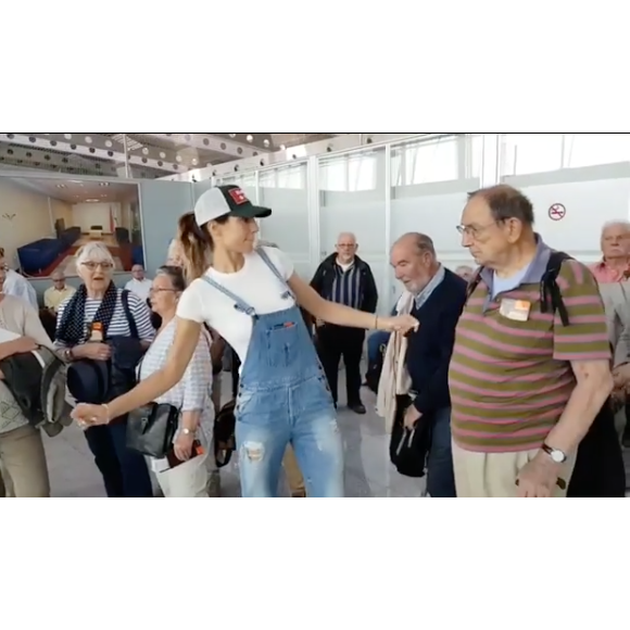Laury Thilleman se met à danser dans un aéroport, le 25 mai 2018.