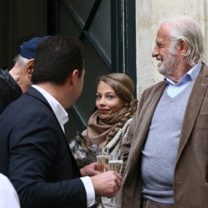 Exclusif - L'acteur Jean-Paul Belmondo à fêté son anniversaire (83 ans) avec ses fans dans la cour de son immeuble de la rue des Saint-Père à Paris (comme tous les ans ses fans viennent lui offrir un cadeau à son domicile). Étaient présents sa fille Stella, son ex-femme Natty, son ami cascadeur Rémy Julienne. Il a eu le droit à un magnifique gâteau créé pour cette occasion par le pâtissier-chocolatier Eric Thévenot qui à choisi le thème d'un des film de Jean-Paul "L'As des As". Paris, le 9 avril 2016 © Sébastien Valiela / Bestimage