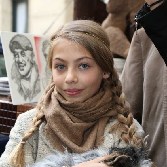 Exclusif - Stella Belmondo - L'acteur Jean-Paul Belmondo à fêté son anniversaire (83 ans) avec ses fans dans la cour de son immeuble de la rue des Saint-Père à Paris (comme tous les ans ses fans viennent lui offrir un cadeau à son domicile). Étaient présents sa fille Stella, son ex-femme Natty, son ami cascadeur Rémy Julienne. Il a eu le droit à un magnifique gâteau créé pour cette occasion par le pâtissier-chocolatier Eric Thévenot qui à choisi le thème d'un des film de Jean-Paul "L'As des As". Paris, le 9 avril 2016 © Sébastien Valiela / Bestimage