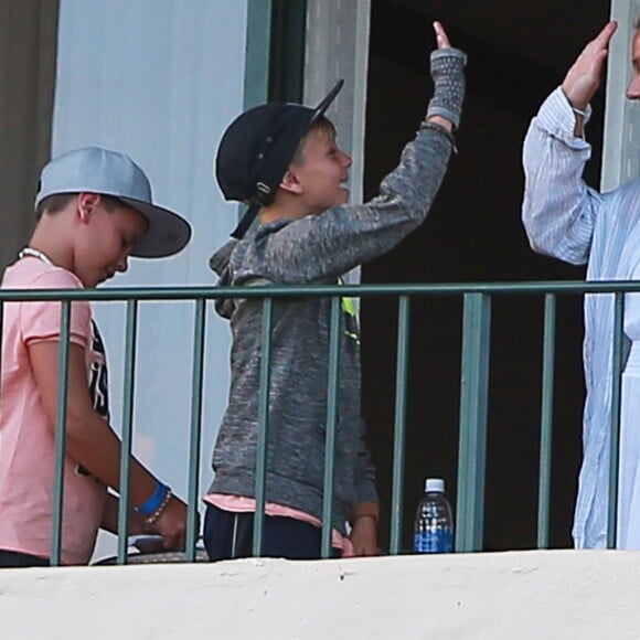 Exclusif - Britney Spears et ses fils Sean et Jaden lancent des avions en papier depuis le balcon de leur hôtel lors de leurs vacances à Hawaii, le 7 août 2016.