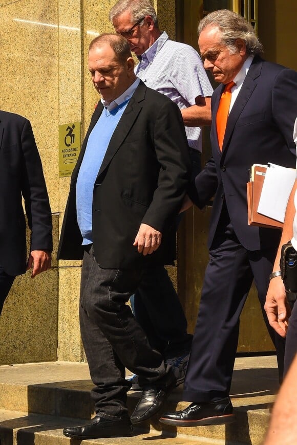 Harvey Weinstein et son avocat Maître Benjamin Brafman (qui était l'avocat de DSK, Dominique Strauss-Kahn) sortent du tribunal par une porte arrière à New York le 25 mai 2018. Harvey Weinstein a été inculpé pour viol et agression sexuelle.