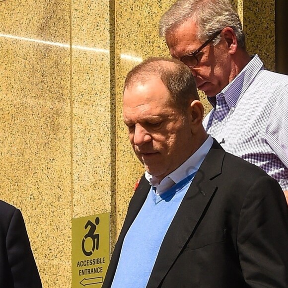 Harvey Weinstein et son avocat Maître Benjamin Brafman (qui était l'avocat de DSK, Dominique Strauss-Kahn) sortent du tribunal par une porte arrière à New York le 25 mai 2018. Harvey Weinstein a été inculpé pour viol et agression sexuelle.