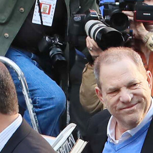 Le producteur déchu Harvey Weinstein, accusé par des dizaines de femmes d'agressions sexuelles et de viols, s'est présenté vendredi à un commissariat du sud de Manhattan, avant une probable inculpation à New York le 25 mai 2018.