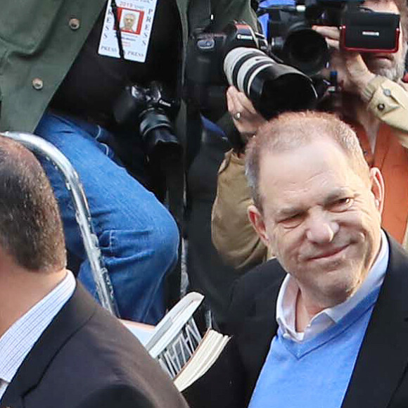 Le producteur déchu Harvey Weinstein, accusé par des dizaines de femmes d'agressions sexuelles et de viols, s'est présenté vendredi à un commissariat du sud de Manhattan, avant une probable inculpation à New York le 25 mai 2018.