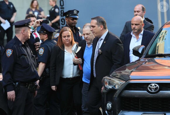 Le producteur déchu Harvey Weinstein, accusé par des dizaines de femmes d'agressions sexuelles et de viols, s'est présenté vendredi à un commissariat du sud de Manhattan, avant une probable inculpation à New York le 25 mai 2018.