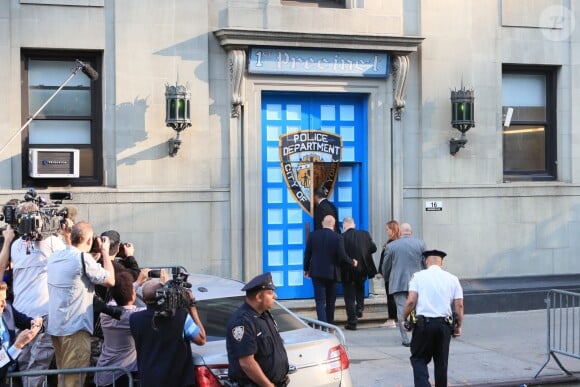 Le producteur déchu Harvey Weinstein, accusé par des dizaines de femmes d'agressions sexuelles et de viols, s'est présenté vendredi à un commissariat du sud de Manhattan, avant une probable inculpation à New York le 25 mai 2018.