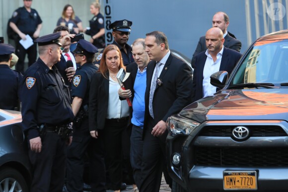 Le producteur déchu Harvey Weinstein, accusé par des dizaines de femmes d'agressions sexuelles et de viols, s'est présenté vendredi à un commissariat du sud de Manhattan, avant une probable inculpation à New York le 25 mai 2018.