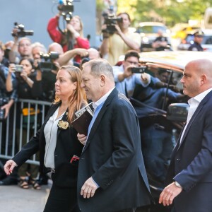 Le producteur déchu Harvey Weinstein, accusé par des dizaines de femmes d'agressions sexuelles et de viols, s'est présenté vendredi à un commissariat du sud de Manhattan, avant une probable inculpation à New York le 25 mai 2018.