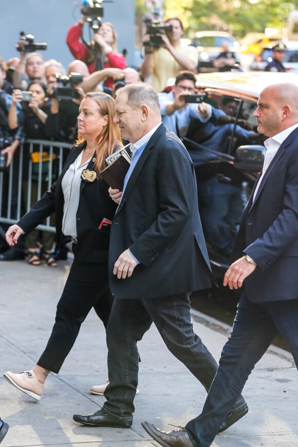 Le producteur déchu Harvey Weinstein, accusé par des dizaines de femmes d'agressions sexuelles et de viols, s'est présenté vendredi à un commissariat du sud de Manhattan, avant une probable inculpation à New York le 25 mai 2018.