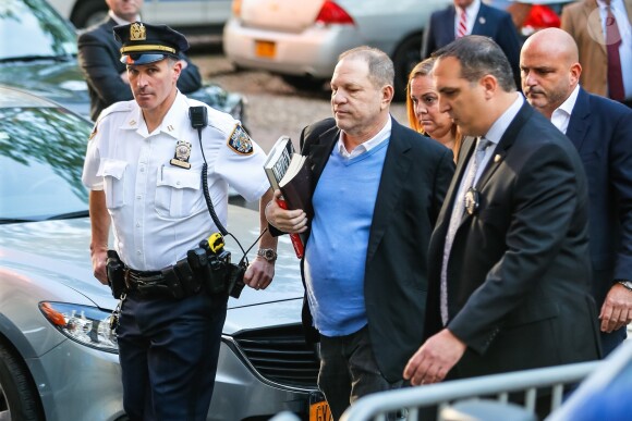 Le producteur déchu Harvey Weinstein, accusé par des dizaines de femmes d'agressions sexuelles et de viols, s'est présenté vendredi à un commissariat du sud de Manhattan, avant une probable inculpation à New York le 25 mai 2018.