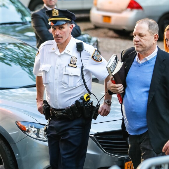 Le producteur déchu Harvey Weinstein, accusé par des dizaines de femmes d'agressions sexuelles et de viols, s'est présenté vendredi à un commissariat du sud de Manhattan, avant une probable inculpation à New York le 25 mai 2018.