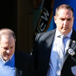 Le producteur déchu Harvey Weinstein, accusé par des dizaines de femmes d'agressions sexuelles et de viols, à la sortie du commissariat du sud de Manhattan où il s'est spontanément présenté. New York le 25 mai 2018.