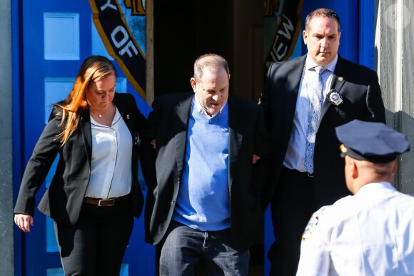 Le producteur déchu Harvey Weinstein, accusé par des dizaines de femmes d'agressions sexuelles et de viols, à la sortie du commissariat du sud de Manhattan où il s'est spontanément présenté. New York le 25 mai 2018.