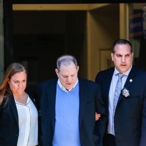 Le producteur déchu Harvey Weinstein, accusé par des dizaines de femmes d'agressions sexuelles et de viols, à la sortie du commissariat du sud de Manhattan où il s'est spontanément présenté. New York le 25 mai 2018.