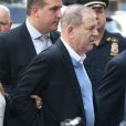Harvey Weinstein arrive au tribunal à New York, en compagnie de son avocat Ben Brafman. Le producteur déchu Harvey Weinstein, accusé par des dizaines de femmes d'agressions sexuelles et de viols, s'est présenté spontanément au commissariat du sud de Manhattan avant d'être transféré au tribunal. New York le 25 mai 2018. H