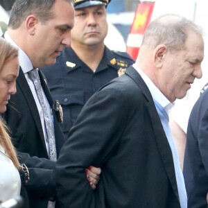 Harvey Weinstein arrive au tribunal à New York, en compagnie de son avocat Ben Brafman. Le producteur déchu Harvey Weinstein, accusé par des dizaines de femmes d'agressions sexuelles et de viols, s'est présenté spontanément au commissariat du sud de Manhattan avant d'être transféré au tribunal. New York le 25 mai 2018. Harvey Weinstein, 66 ans, a été accueilli à son arrivée par des dizaines de caméras. Longtemps vénéré dans le monde du cinéma, il devrait être enregistré, sa photo et ses empreintes digitales prises avant d'être transféré au tribunal situé non loin de là pour y être présenté à un juge.