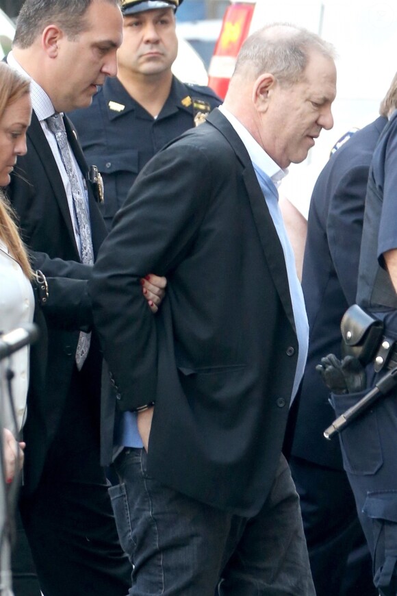 Harvey Weinstein arrive au tribunal à New York, en compagnie de son avocat Ben Brafman. Le producteur déchu Harvey Weinstein, accusé par des dizaines de femmes d'agressions sexuelles et de viols, s'est présenté spontanément au commissariat du sud de Manhattan avant d'être transféré au tribunal. New York le 25 mai 2018. Harvey Weinstein, 66 ans, a été accueilli à son arrivée par des dizaines de caméras. Longtemps vénéré dans le monde du cinéma, il devrait être enregistré, sa photo et ses empreintes digitales prises avant d'être transféré au tribunal situé non loin de là pour y être présenté à un juge.