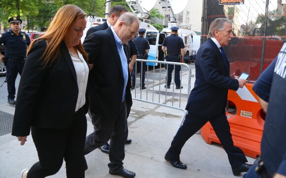 Harvey Weinstein arrive au tribunal à New York, en compagnie de son avocat Ben Brafman. Le producteur déchu Harvey Weinstein, accusé par des dizaines de femmes d'agressions sexuelles et de viols, s'est présenté spontanément au commissariat du sud de Manhattan avant d'être transféré au tribunal. New York le 25 mai 2018.