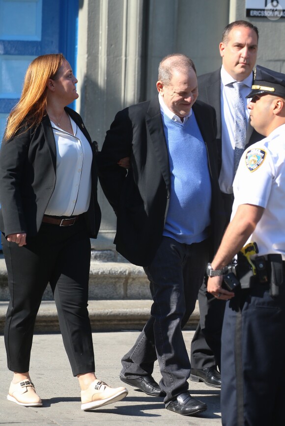 Le producteur déchu Harvey Weinstein, accusé par des dizaines de femmes d'agressions sexuelles et de viols, à la sortie du commissariat du sud de Manhattan où il s'est spontanément présenté. New York le 25 mai 2018.