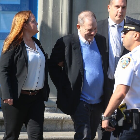 Le producteur déchu Harvey Weinstein, accusé par des dizaines de femmes d'agressions sexuelles et de viols, à la sortie du commissariat du sud de Manhattan où il s'est spontanément présenté. New York le 25 mai 2018.