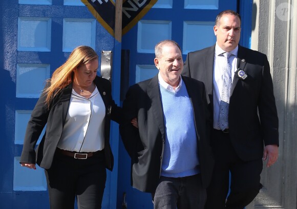 Le producteur déchu Harvey Weinstein, accusé par des dizaines de femmes d'agressions sexuelles et de viols, à la sortie du commissariat du sud de Manhattan où il s'est spontanément présenté. New York le 25 mai 2018.
