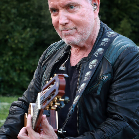 Le chanteur Bernard Lavilliers a accepté de venir soutenir les salariés de l'entreprise Ford à Blanquefort représentés par leur leader Philippe Poutou ancien candidat à l'election présidentielle, menacée de fermeture, le 21 avril 2018. © Bernard-Cottereau/Bestimage