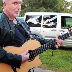 Le chanteur Bernard Lavilliers a accepté de venir soutenir les salariés de l'entreprise Ford à Blanquefort représentés par leur leader Philippe Poutou ancien candidat à l'election présidentielle, menacée de fermeture, le 21 avril 2018. © Bernard-Cottereau/Bestimage