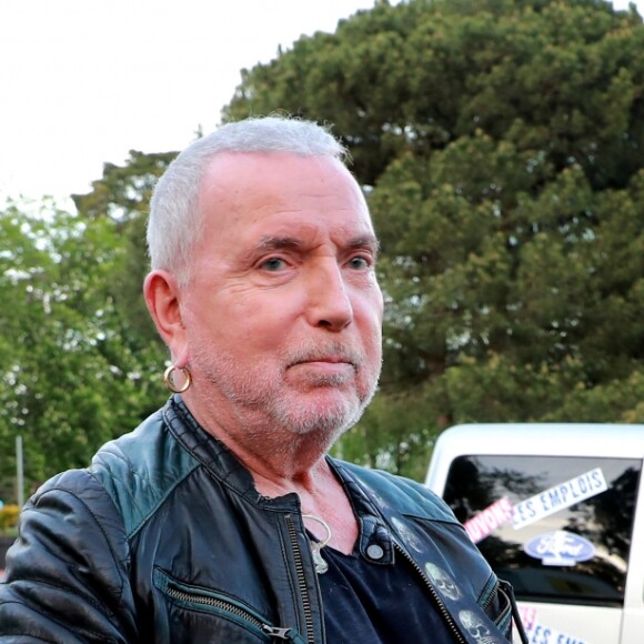 Le chanteur Bernard Lavilliers a accepté de venir soutenir les salariés de l'entreprise Ford à Blanquefort représentés par leur leader Philippe Poutou ancien candidat à l'election présidentielle, menacée de fermeture, le 21 avril 2018. © Bernard-Cottereau/Bestimage