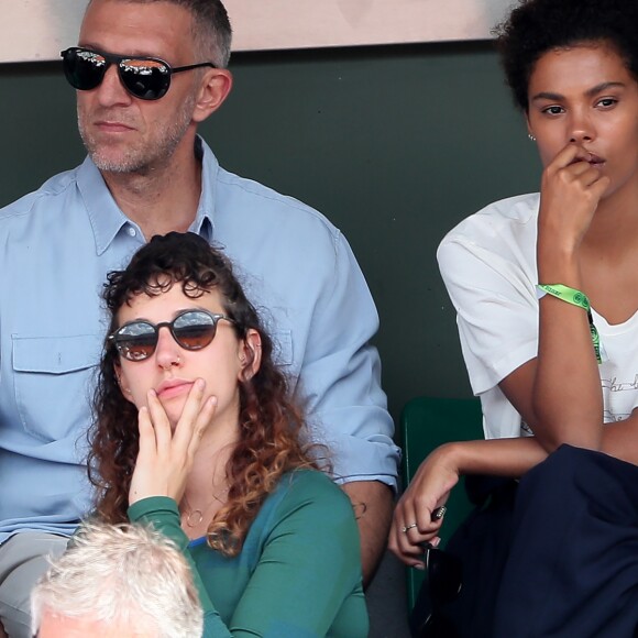 Exclusif - Vincent Cassel et sa compagne Tina Kunakey dans les tribunes des internationaux de Roland Garros - jour 5 - à Paris, France, le 31 mai 2018. © Cyril Moreau - Dominique Jacovides/Bestimage