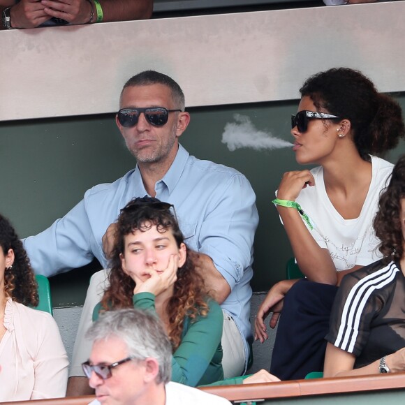Exclusif - Vincent Cassel et sa compagne Tina Kunakey dans les tribunes des internationaux de Roland Garros - jour 5 - à Paris, France, le 31 mai 2018. © Cyril Moreau - Dominique Jacovides/Bestimage