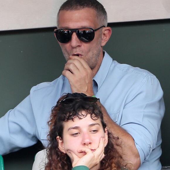 Exclusif - Vincent Cassel et sa compagne Tina Kunakey dans les tribunes des internationaux de Roland Garros - jour 5 - à Paris, France, le 31 mai 2018. © Cyril Moreau - Dominique Jacovides/Bestimage