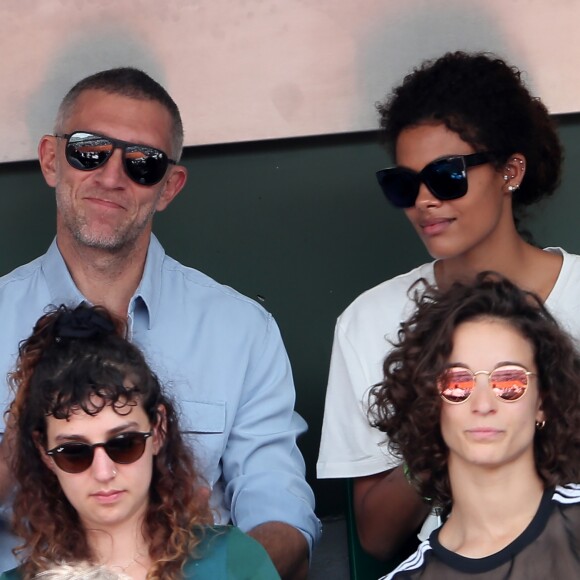 Exclusif - Vincent Cassel et sa compagne Tina Kunakey dans les tribunes des internationaux de Roland Garros - jour 5 - à Paris, France, le 31 mai 2018. © Cyril Moreau - Dominique Jacovides/Bestimage