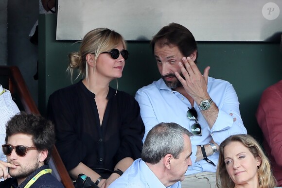 Flavie Flament et son compagnon Vladimir regardent le match entre R.Nadal et R. Gasquet dans les tribunes des Internationaux de France de Tennis de Roland-Garros à Paris le 2 juin 2018.
