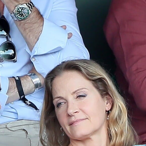 Flavie Flament et son compagnon Vladimir regardent le match entre R.Nadal et R. Gasquet dans les tribunes des Internationaux de France de Tennis de Roland-Garros à Paris le 2 juin 2018.