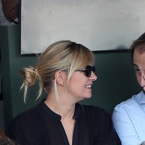 Flavie Flament et son compagnon Vladimir regardent le match entre R.Nadal et R. Gasquet dans les tribunes des Internationaux de France de Tennis de Roland-Garros à Paris le 2 juin 2018.