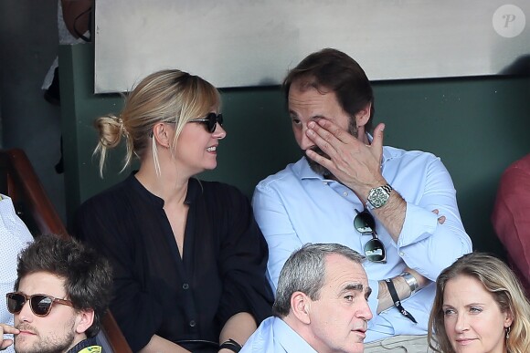 Flavie Flament et son compagnon Vladimir regardent le match entre R.Nadal et R. Gasquet dans les tribunes des Internationaux de France de Tennis de Roland-Garros à Paris le 2 juin 2018.