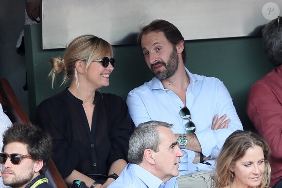 Flavie Flament et son compagnon Vladimir regardent le match entre R.Nadal et R. Gasquet dans les tribunes des Internationaux de France de Tennis de Roland-Garros à Paris le 2 juin 2018.