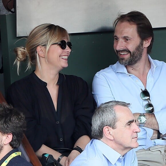 Flavie Flament et son compagnon Vladimir regardent le match entre R.Nadal et R. Gasquet dans les tribunes des Internationaux de France de Tennis de Roland-Garros à Paris le 2 juin 2018.